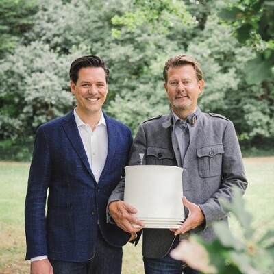 Peer-Arne Böttcher (links), Geschäftsführer und Helge Knickmeier, Erfinder von AIRY auf einer grünen Wiese