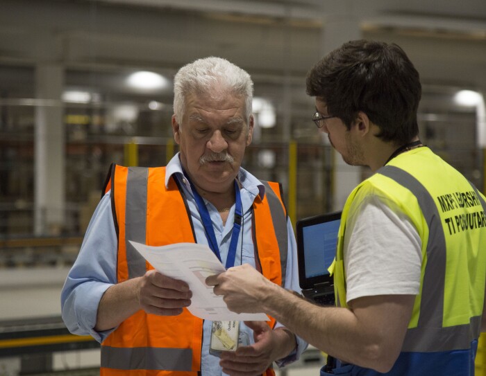 Giuseppe Tonani a lavoro nel centro di distribuzione Amazon di Castel San Giovanni