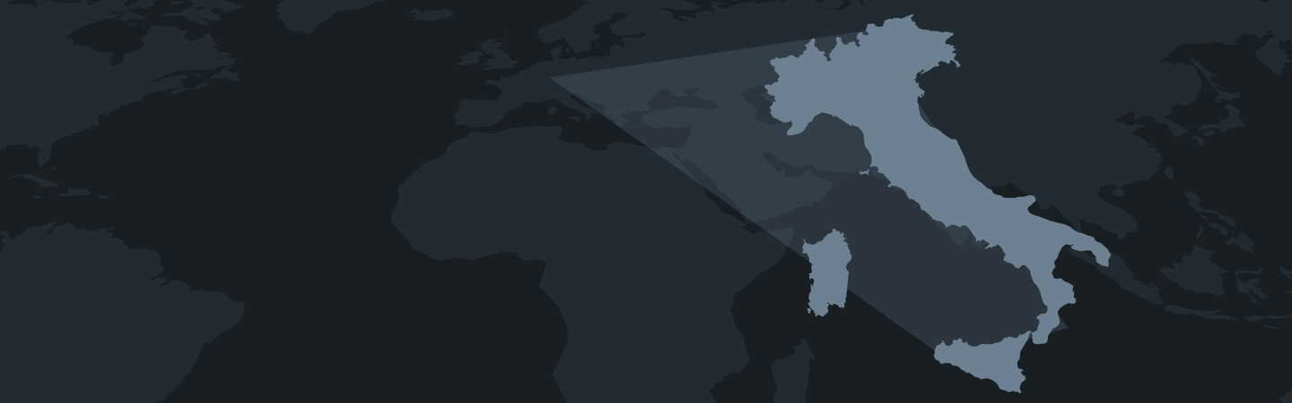 Sagoma dell'Italia in celeste su sfondo scuro. In trasparenza, sullo sfondo, il resto del globo.