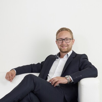 Mann sitzt in einem Stuhl