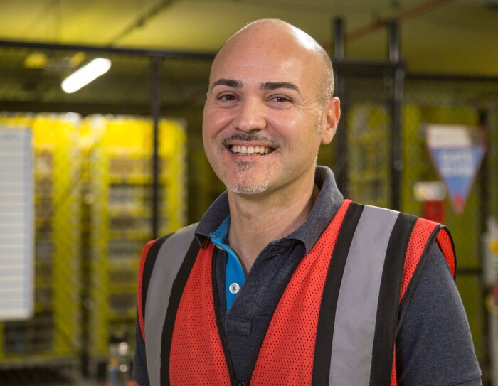 Foto del sorriso di Salvatore Cirillo, RME Technician presso il Centro di Distribuzione Amazon di Passo Corese