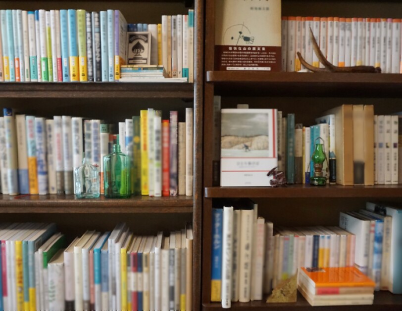 本棚整理のプロに聞いた、本の整理術。電子書籍リーダーKindleシリーズもフル活用して、おうちの本をスッキリ整理。
