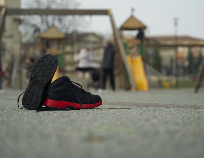 Calzature da lavoro sulla pavimentazione di un parco giochi
