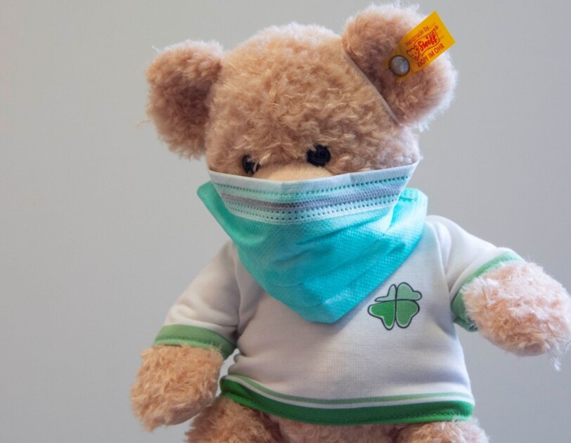 Stofftierbär mit Gesichtsmaske