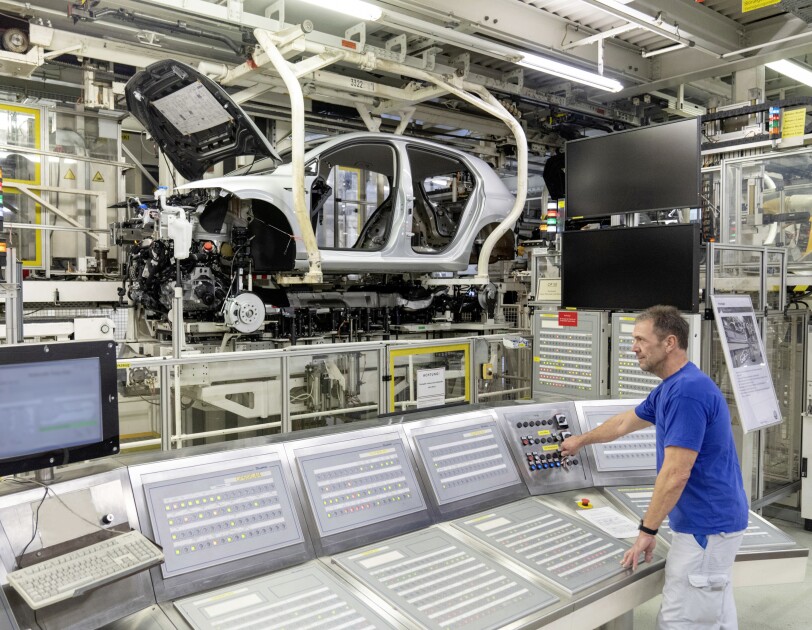 Mann am Arbeitsplatz, Autoproduktion