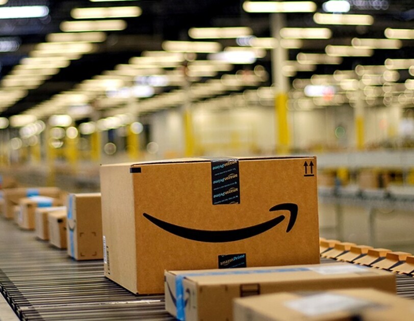 Paczki z logiem Amazon na taśmie
