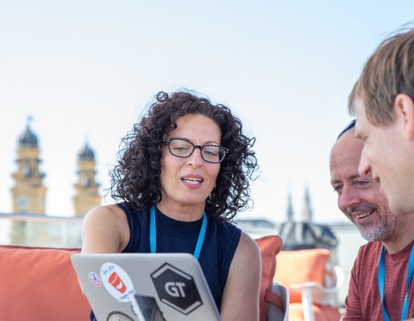 AWS_Ruth_bei der Arbeit in MUC14_auf der Dachterrasse mit Kollegen