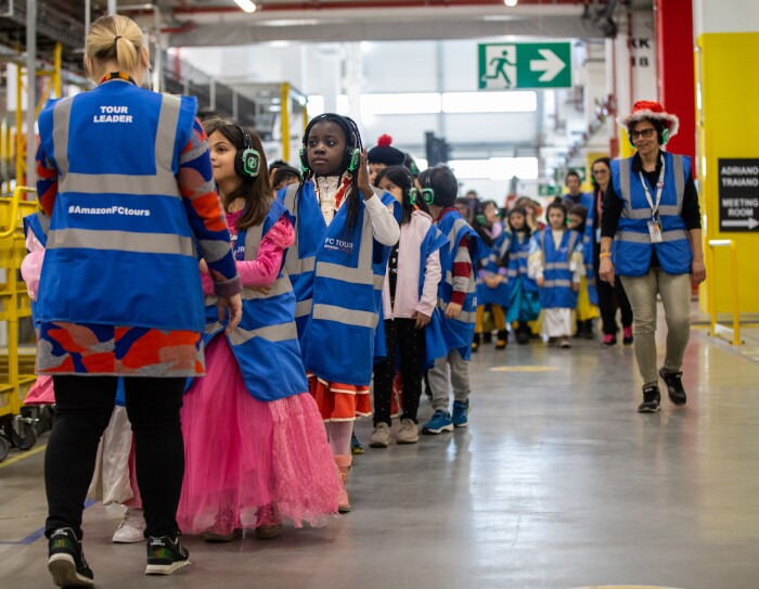 I bambini di Passo Corese visitano il centro di distribuzione in maschera