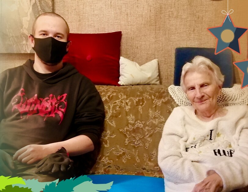 Marco mit Oma auf dem Sofa