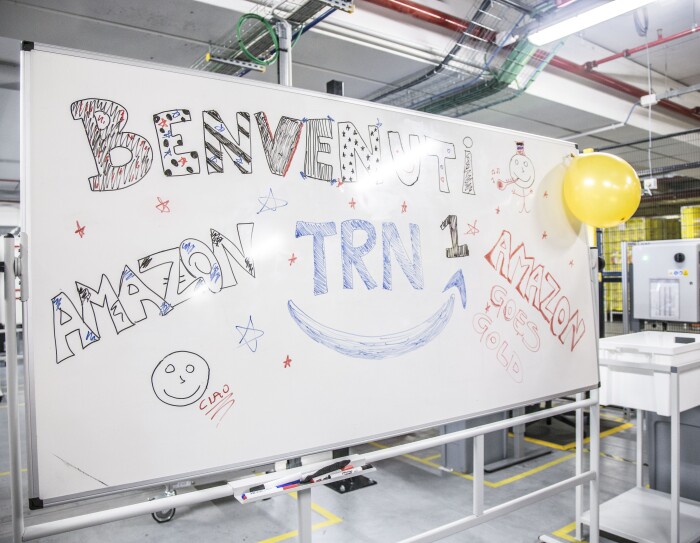 Cartello di benvenuto presso il centro logistico Amazon di Torrazza Piemonte in occasione di Amazon Goes Gold