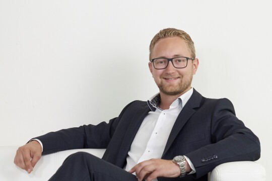 Mann sitzt in einem Stuhl