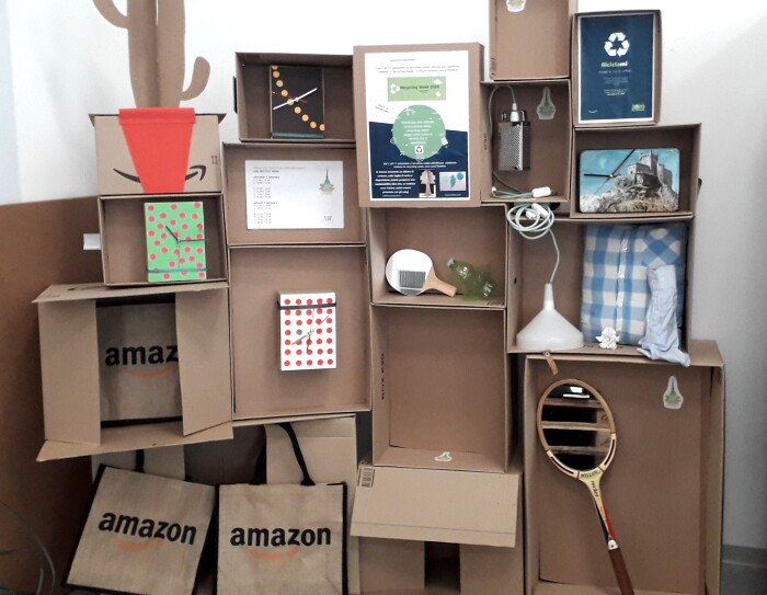 Corner nel centro di distribuzione di Vercelli realizzato con materiali di riciclo, come scatole.