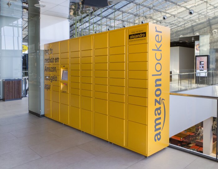 Amazon Locker situado en el interior de un centro comercial.