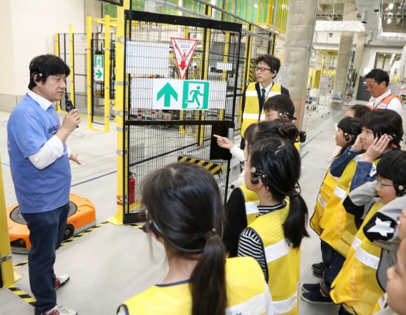 最先端の物流センター「茨木FC」が小学生にロボット技術を公開