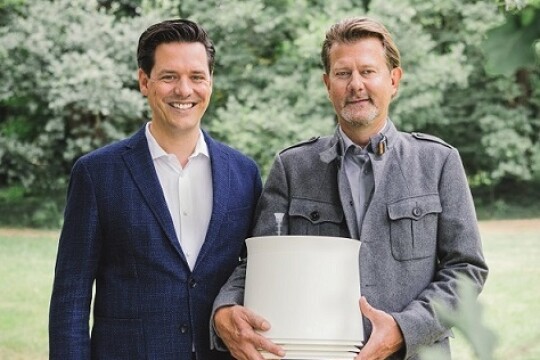 Peer-Arne Böttcher (links), Geschäftsführer und Helge Knickmeier, Erfinder von AIRY auf einer grünen Wiese