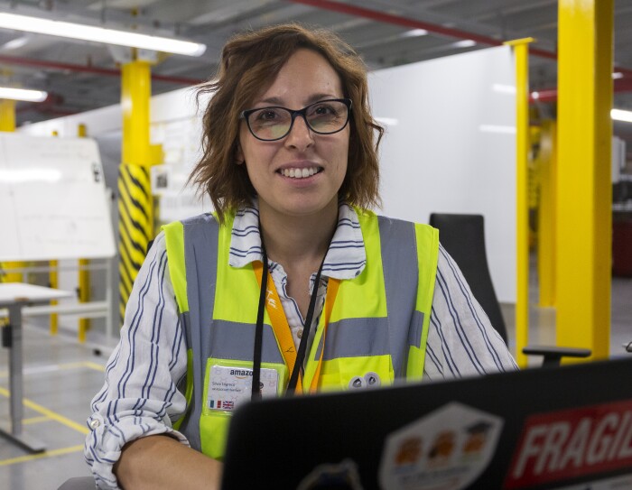 Silvia Logreco nel centro di distribuzione Amazon di Torrazza Piemonte