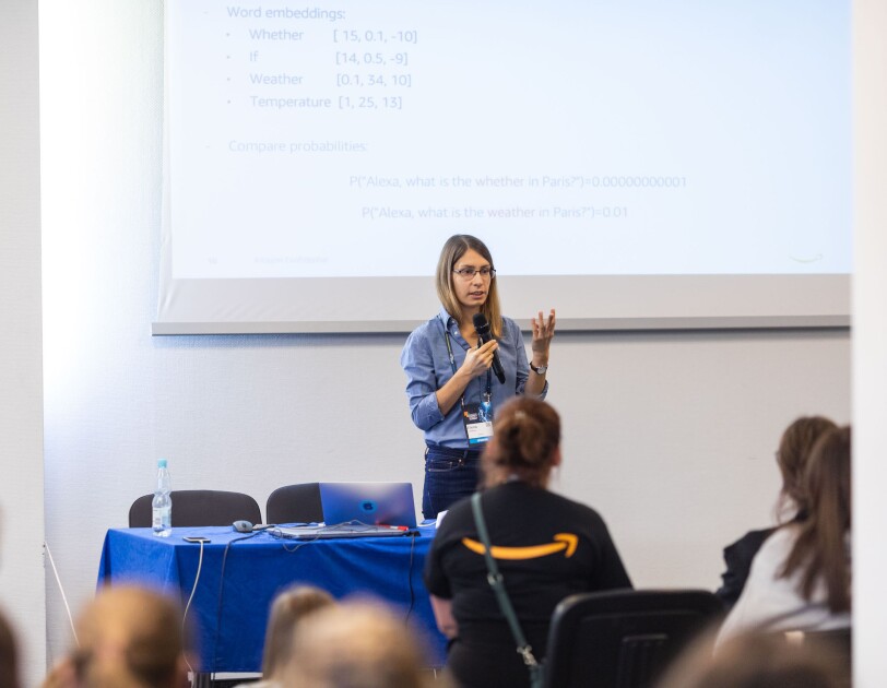 Pracowniczka Amazon prowadzi warsztaty na konferencji Women in Tech