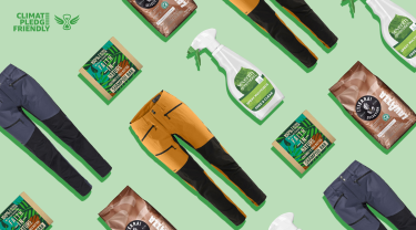 Amazon lanza ‘Climate Pledge Friendly’ en Europa para ayudar a los clientes a encontrar y comprar productos sostenibles. El programa se lanza con más de 40.000 productos Climate Pledge Friendly en España, Alemania, Francia, Italia y Reino Unido con una o más de 19 certificaciones de sostenibilidad. Amazon también lanza "Compact by Design" en Europa, un nuevo programa de certificación de productos diseñados para reducir las emisiones de CO2 mediante una mayor eficiencia y mejor embalaje. En la foto aparecen, sobre un fondo verde algunos de estos productos: sprays de limpueza, café, pantalones deportivos.