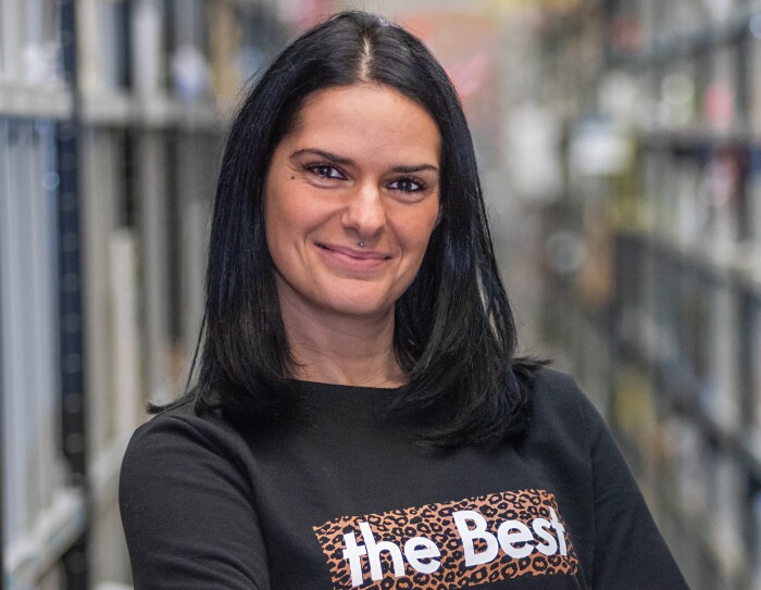 Tiziana Baratta tra gli scaffali del centro di distribuzione Amazon Prime Now di Milano