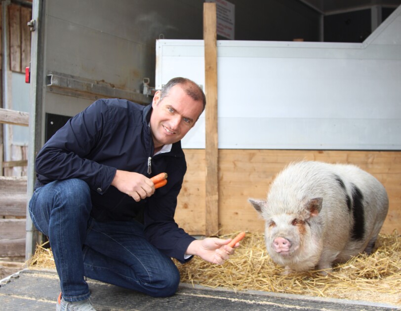 Dieter Ehrengruber füttert Schwein Timon