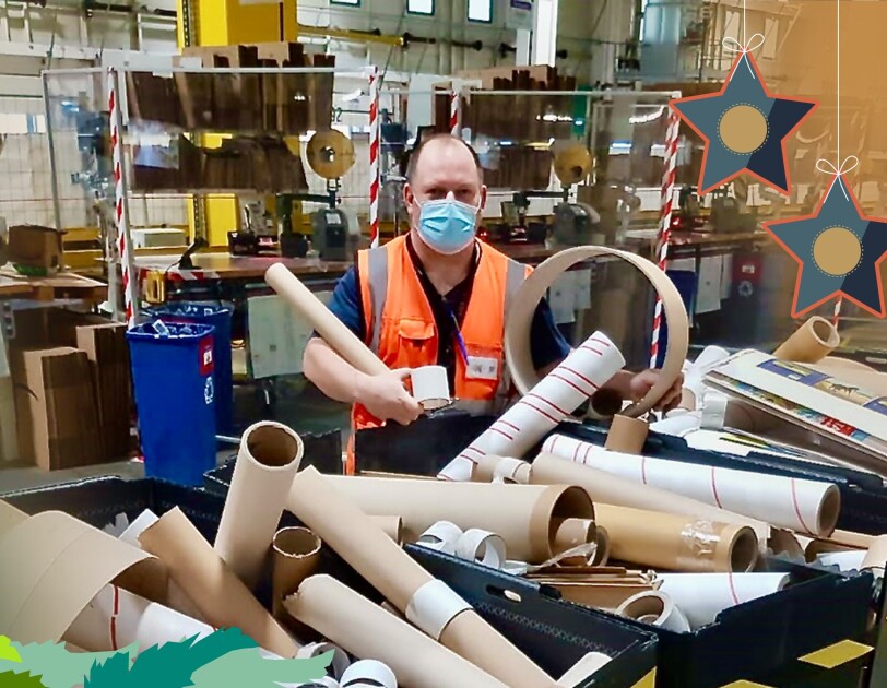 Markus mit Papprollen im Logistikzentrum