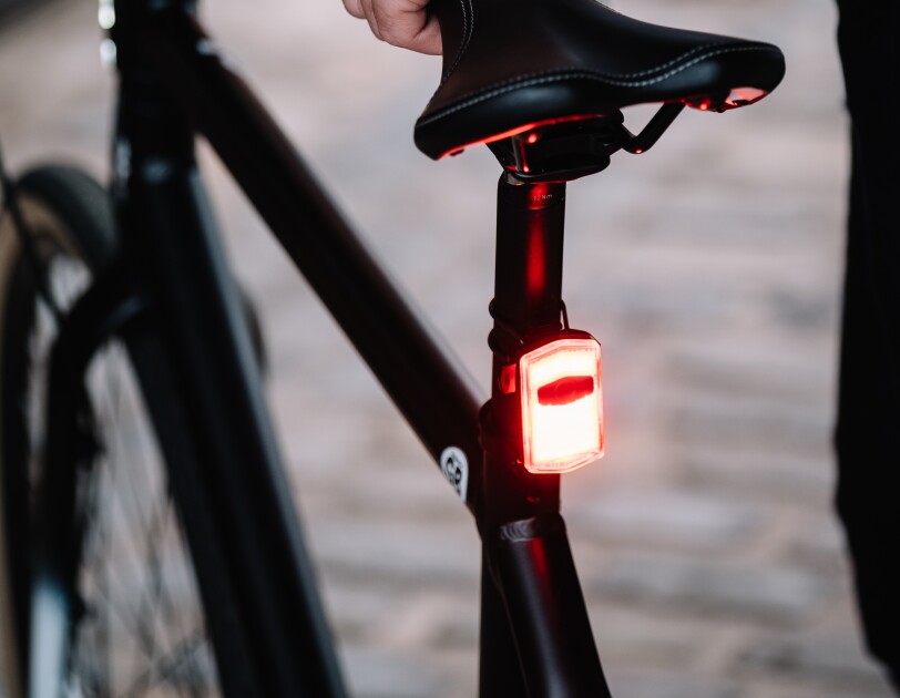 Bike seat with See.Sense light on the back of the bar