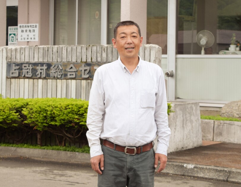 原野さんをメープルシロップづくりに誘った村役場の鈴木智宏さん。