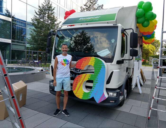Said Fezazi, Amazon Mitarbeiter, vor dem Glamazon-Wagen für den Christopher Street Day in München.