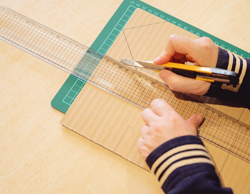 おうち時間に楽しもう。子どもと一緒に簡単ダンボール工作【貯金箱編】