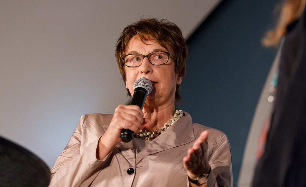 Brigitte Zypries steht auf der Bühne und hält eine Laudation auf eine Gewinnerin.