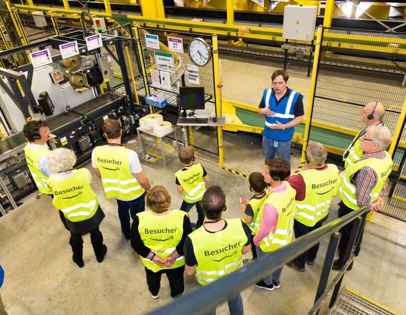 Tourguide Ulrich erklärt den Besuchern, wie die Abläufe im Logistikzentrum funktionieren.