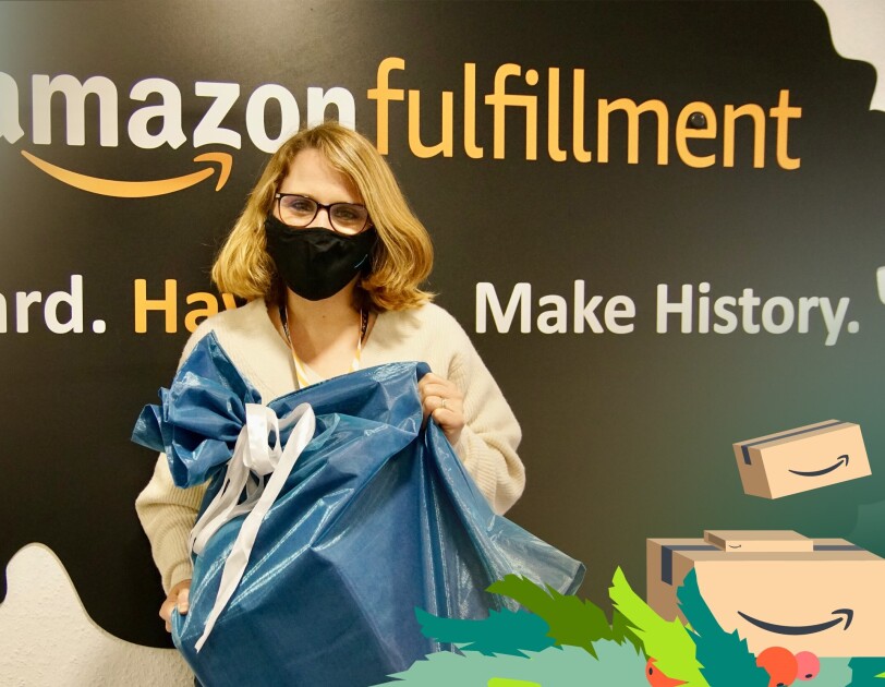 Judit mit einem blauen, zugebundenen Müllsack in der Hand.