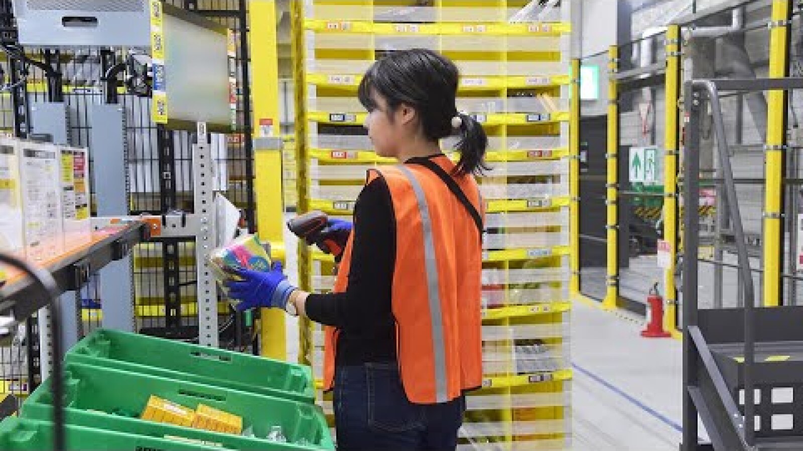 amazonの物流拠点では スタッフの安全を確保するため 様々な安全対策が実施されています