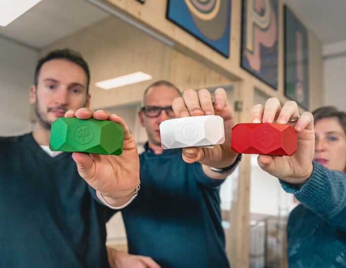 Mirco Bonilauri, Stefano Guerrieri e Carlotta Nizzoli mostrano tre morsetti Playwood nei colori della bandiera italiana
