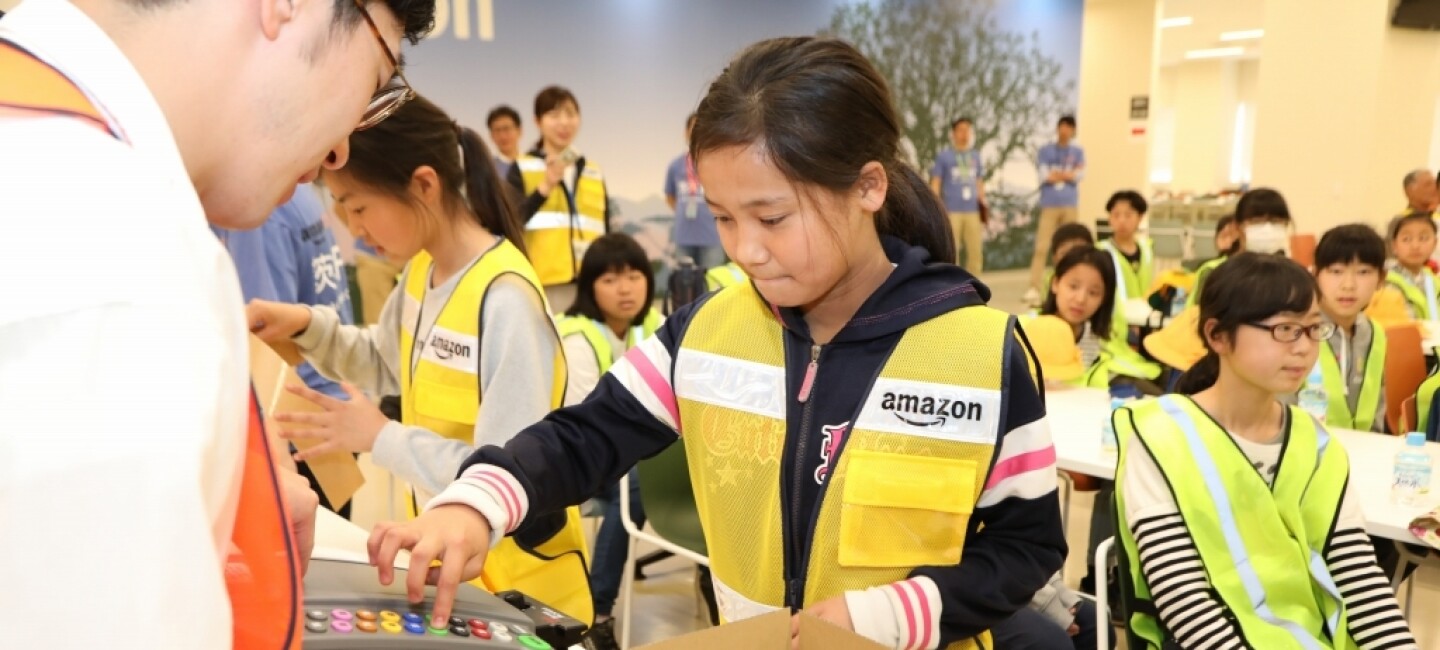 最先端の物流センター 茨木fc が小学生にロボット技術を公開