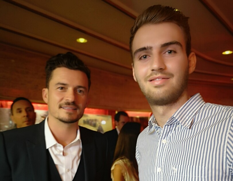 Leon im Selfie mit Orlando Bloom.