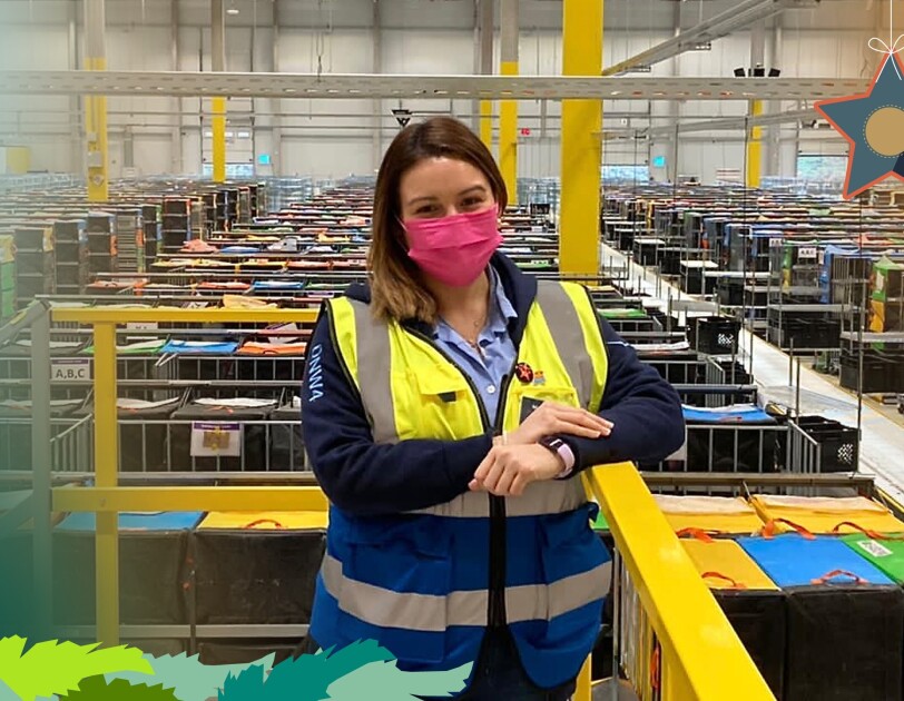 Eine junge Frau im Logistikzenrum.