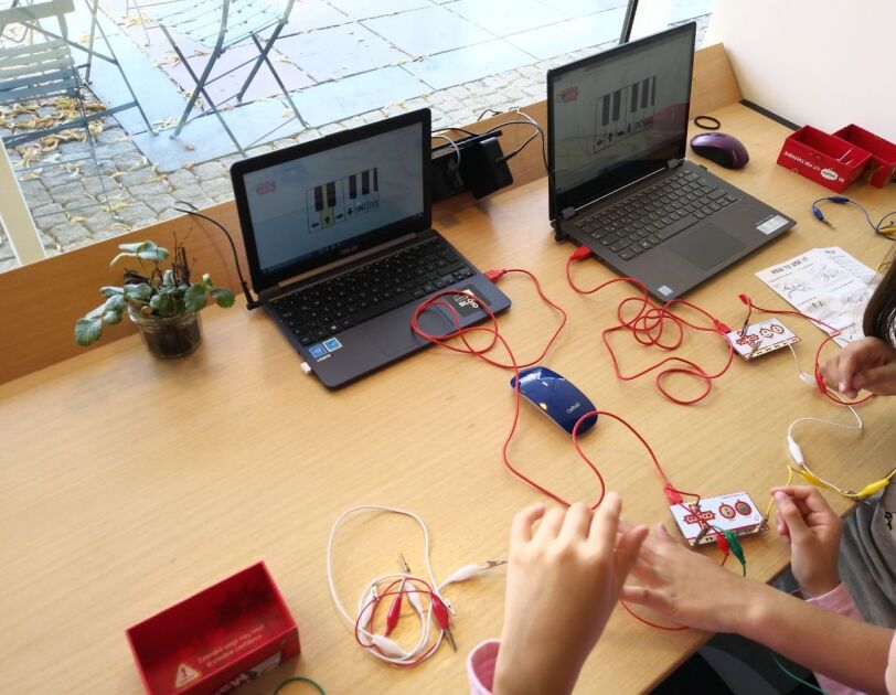 Oderdojo_Kinder programmieren und bauen etwas mit verschiedenen Kabeln.