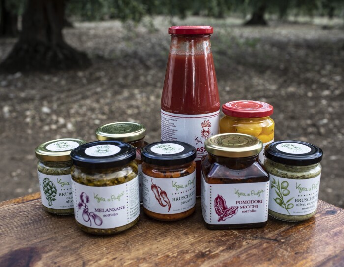 Alcuni dei prodotti (conserve di verdura) dell'azienda Voglia di Puglia