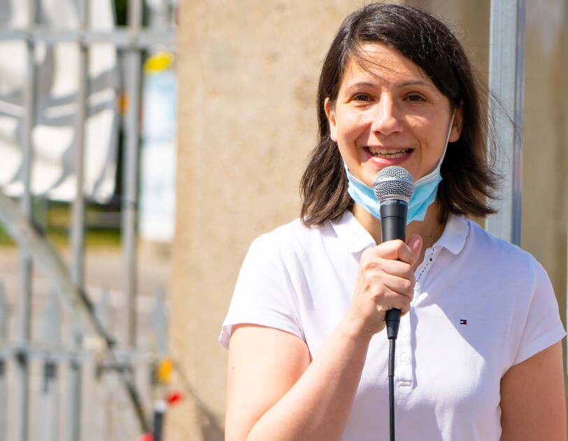 Frau mit Mikro