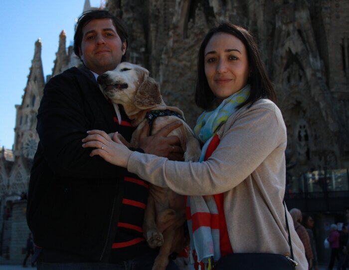 Lorena, la protagonista de la historia, aparece con su marido y su perro delante de la Sagrada Familia de Gaudí de Barcelona.
