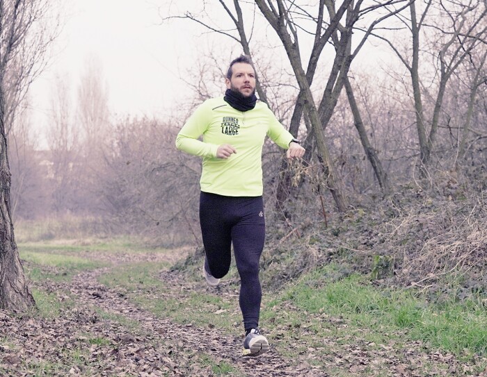 Federico Mancin, in tenuta da corsa, corre in un parco