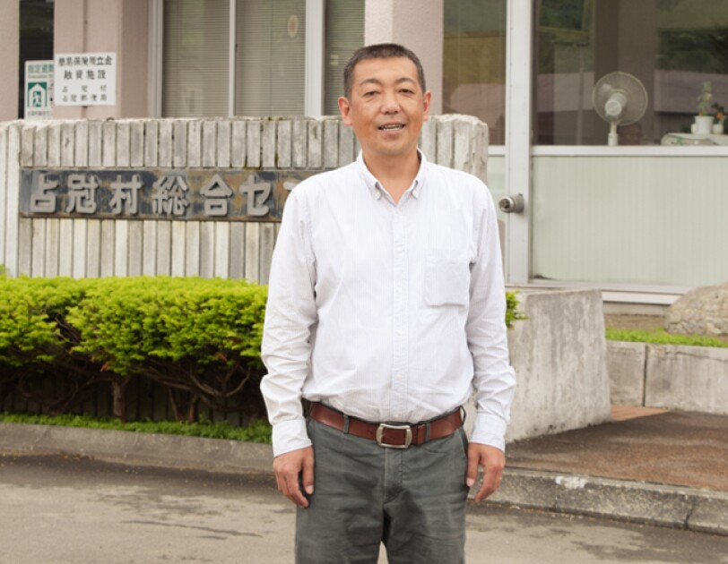 原野さんをメープルシロップづくりに誘った村役場の鈴木智宏さん。