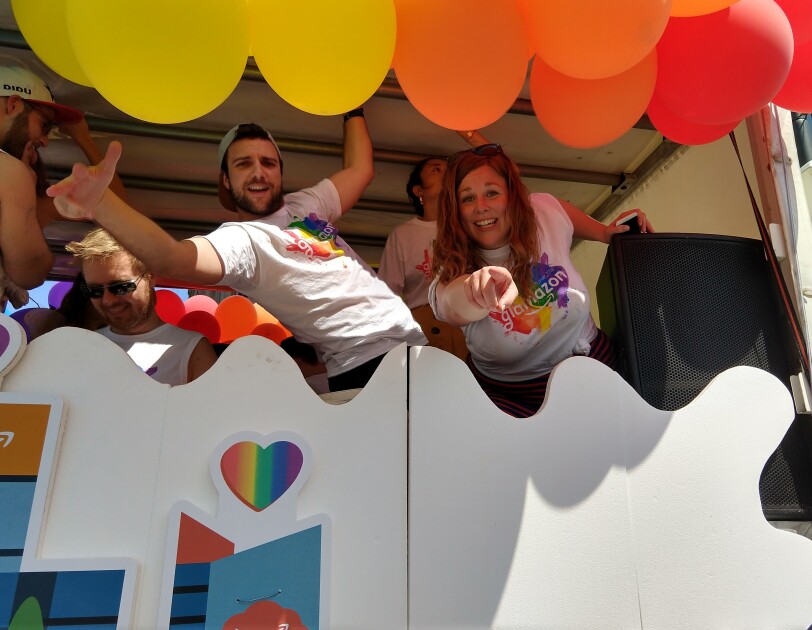 Amazon Mitarbeiter auf dem Glamazon-Wagen auf dem Christopher Street Day in München.