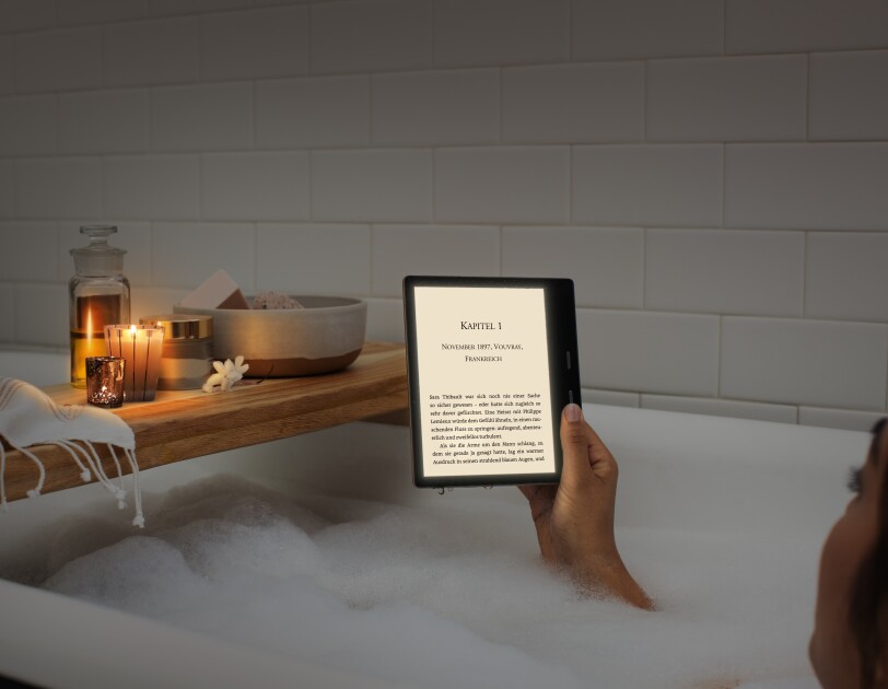 Der neue Kindle Oasis lässt sich bequem in der Badewann lesen