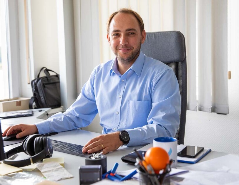 Dr. Stevens an seinem Arbeitsplatz