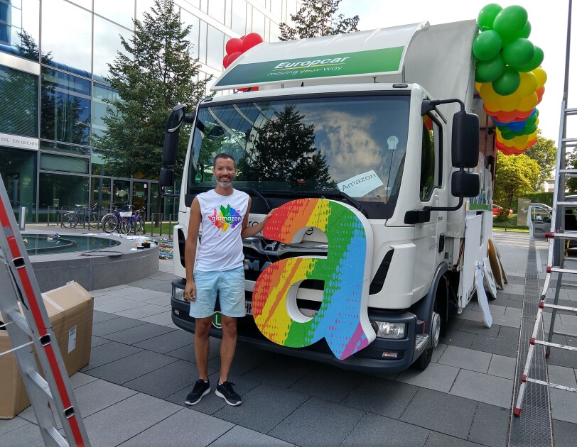 Said Fezazi, Amazon Mitarbeiter, vor dem Glamazon-Wagen für den Christopher Street Day in München.