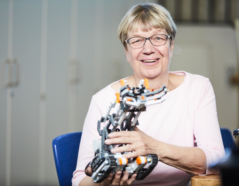 Imke Rademacher präsentiert einen kleinen Roboter