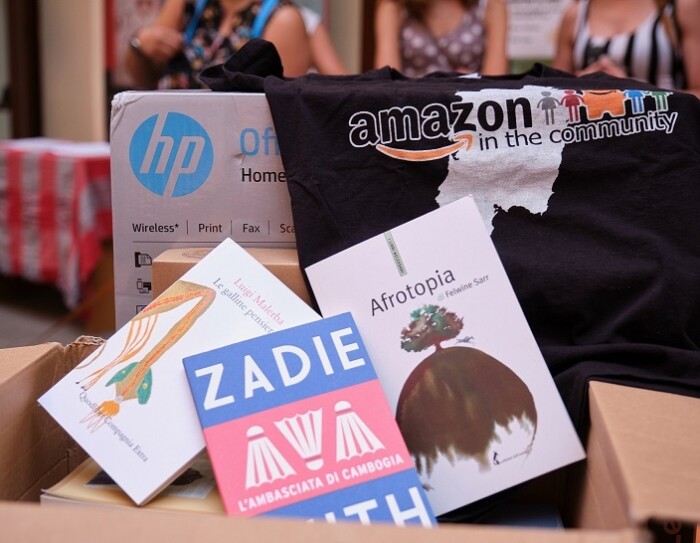scatola Amazon piena di libri