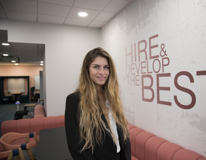 Stacy, finaliste du concours ‘CEO for one Month’ d’ADECCO, en immersion chez Amazon Logistics
